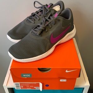 New Nike Wide Sneakers